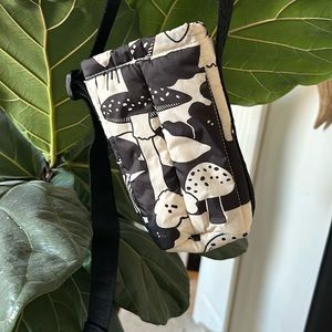 Baggu Cloud water bottle holder in mushroom